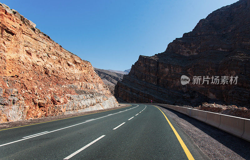 阿联酋Ras al Khaimah的Jais山的沙漠山路